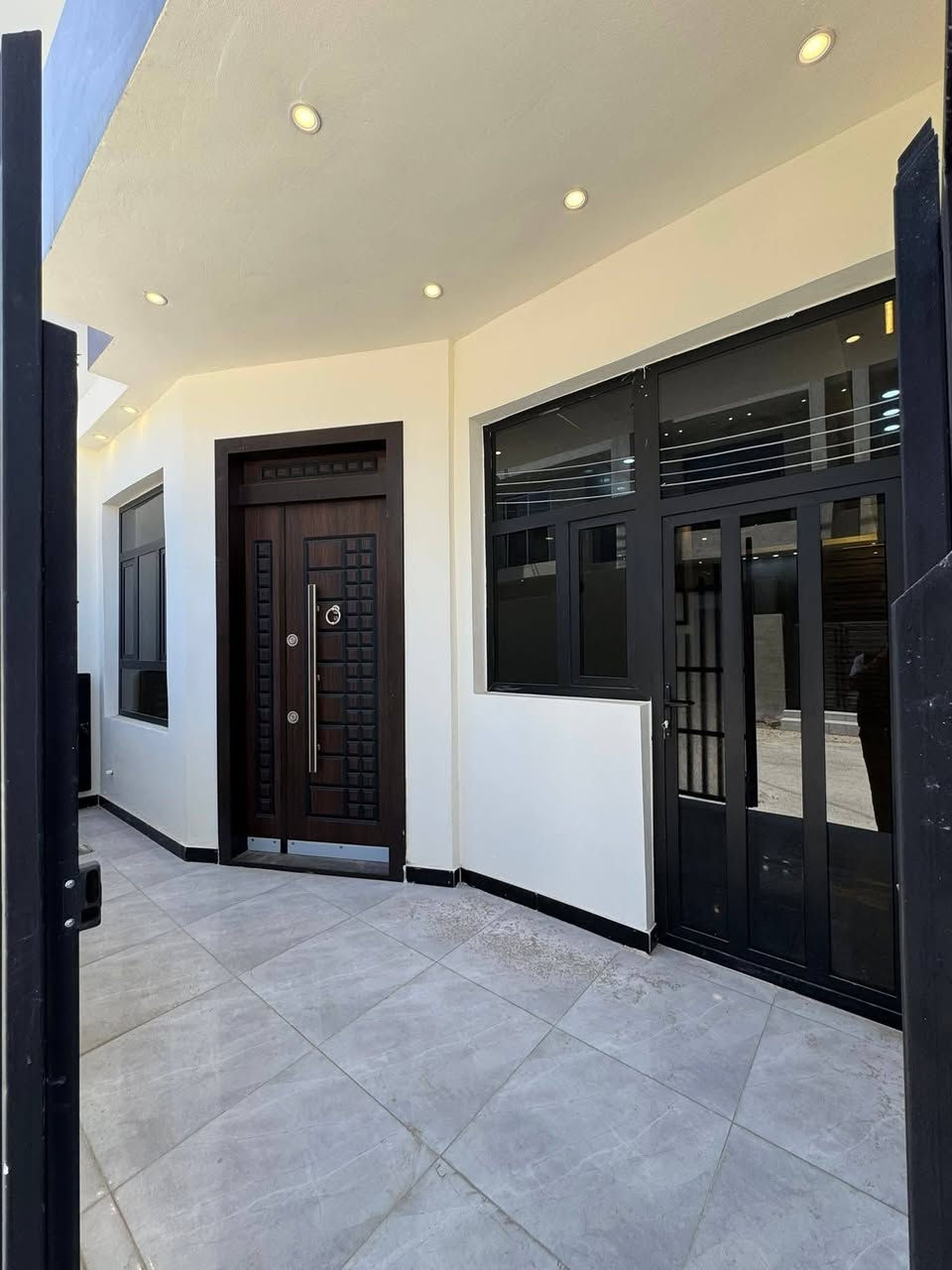 بسم الله ماشاءالله
🏠#دار_للبيع   100متر واجهيه 6،25متر نزال 16متر
  طابقين   بناء حديث وتصميم متكامل ✨️

يحتوي البيت. ع[3غرف نوم -استقبال -صحيات عدد 2- صالة- ومطبخ] البيت شغل درجة اولى 
مع الخدمات[ماي-كهرباء-تبليط]✨️

🔴ملاحضه البيت جاهز للسكن 🔑

⬅️نوع العقار  طابو زراعي سند 25 اقرار محكمه 

⬅️العنوان #بغداد_الدوره_البوعيثه   
       مجمع الحليم 
🔴للاستفسار  خاص او الاتصال ع  الرقم 
☎️***********
☎️***********
