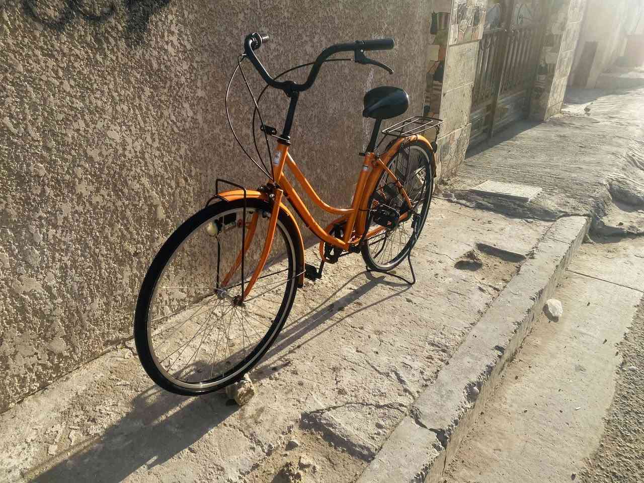 السلام عليكم لبيع بايسكل لون برتقالي نضيف 
مكان بغداد ***********
السعر 135وبي مجال قليل
