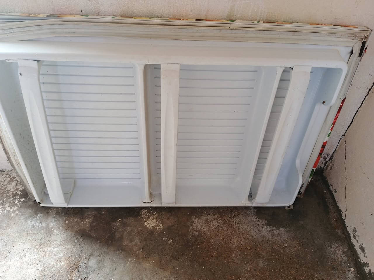 السلام عليكم متاح ثلاجة 18 قدم ثلاجة تبريد فول ثلاجة ماعوزه شي بس رزه للباب فقط للبيع المكان ميمونه وبسعر مناسب جداً للاستفسار ***********
