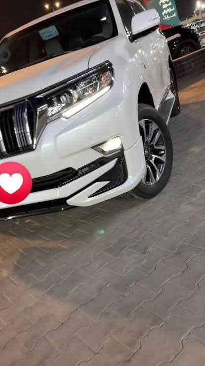 السلام عليكم 
برادو 2023 فئة VX نص فول 
مكفولة من الشخط سيارة جديد بل لايلون باقي ضمان سنتين من الوكالة 
🚗 للبيع للاستفسار اتصل على الرقم التالي 
(‏‪***********‬‏) 📞
السعر (465)$
🌍 المدينة –  بغداد - حي اور 
•   🛣️  المسافة المقطوعة    - 32 الف كلم  
✅ المواصفات :
• الاسم: برادو VX
• الموديل: 2023
• الوارد: خليجي 🇬🇨
• الممشى:  32ألف كم
⚙️ المحرك والأداء:
• محرك V6 سعة 4.0 لتر (4000 سي سي)
• قوة واعتمادية عالية
• ناقل حركة أوتوماتيك
• نظام دفع رباعي 4WD
• مناسب للمدينة والبر والسفر
ويل ألمنيوم قياس 21 إنج
• مصابيح أمامية LED
• لايتات نهارية DRL
• مرايا كهربائية مع إشارات
• حساسات أمامية وخلفية
• كاميرا خلفية
• ركابات جانبية
• جناح خلفي
• تشغيل عن بعد+ دخول ذكي
• تحكم مقود جهتين
• مثبت سرعة
• شاشة وسطية كبيرة
• نظام ملاحة
• نظام صوتي ممتاز
• تكييف أوتوماتيك متعدد المناطق
• كراسي جلد فاخرة
• كرسي سائق كهربائي
• 7 راكب
وسائد هوائية متعددة
• ABS + EBD
• نظام ثبات إلكتروني
• مانع انزلاق
• مراقبة ضغط الإطارات
• مساعد صعود ونزول المرتفعات
