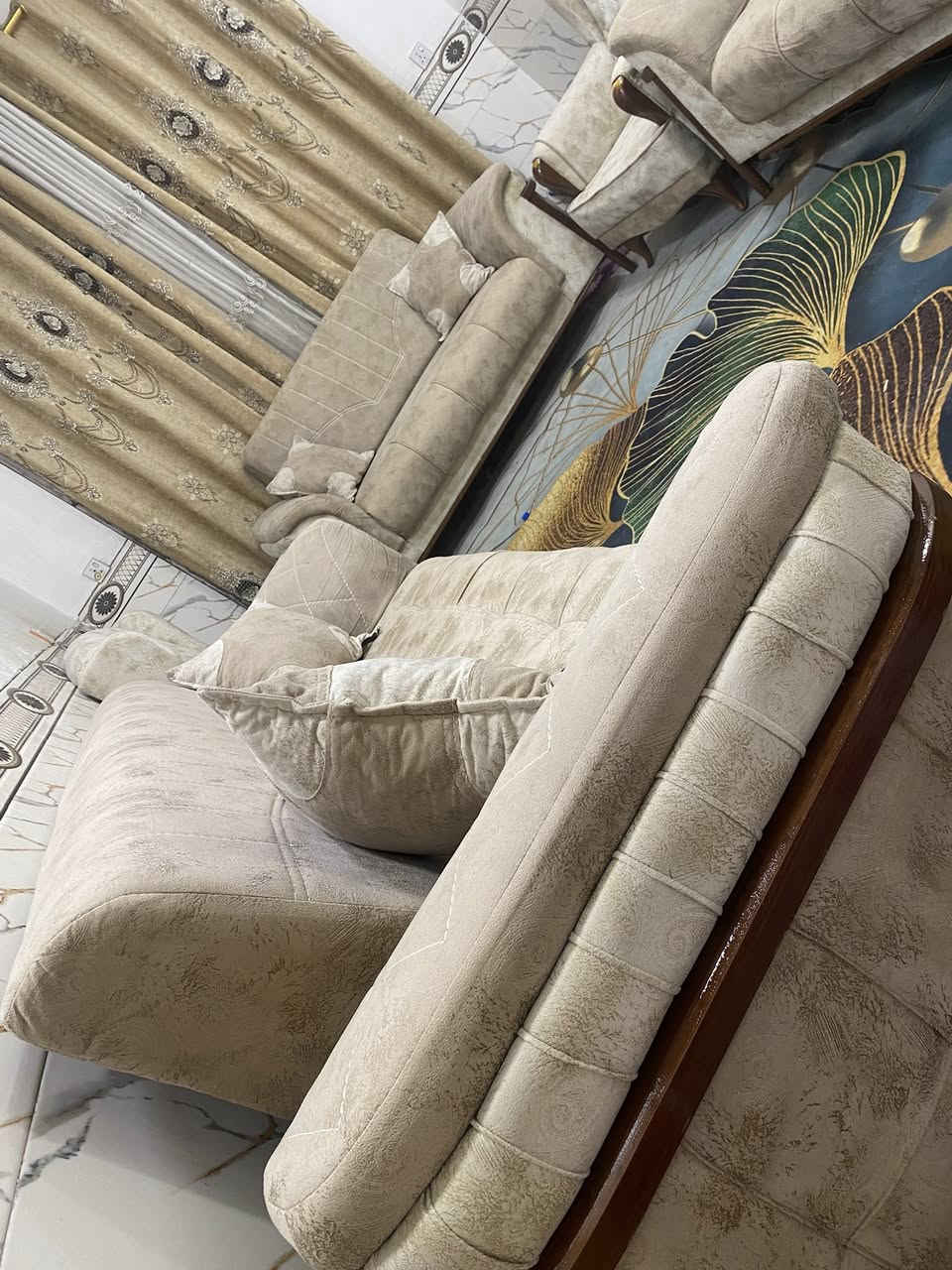 تخم مودرن 10 مقاعد نضيف اخو الجديد مستعمل قليل مع مفرش وكوشات 6 السعر 450 وبي مجال المكان كربلاء ***********
