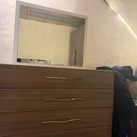 ميز • ٤ جرارات • سعر مناسب