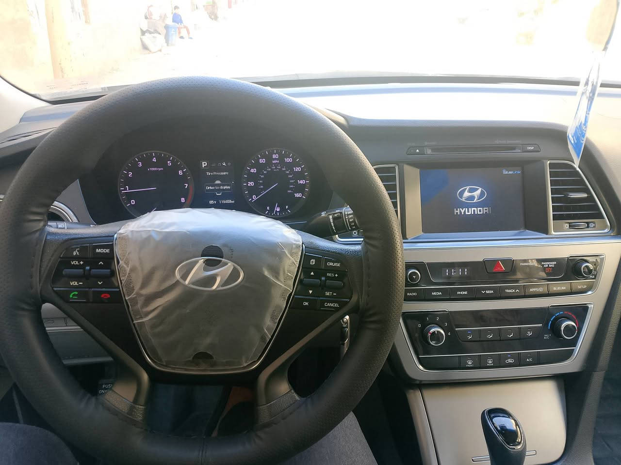 سلام عليكم سوناتا موديل 16 سياره جديده ماشيه 119 بيها صبغ 3 قطع مال أمريكا  بدون ارباك دواخل السعر 115 وبيه مجال الشراي يتصل ويدلل علوان البلديات هاتف ***********
