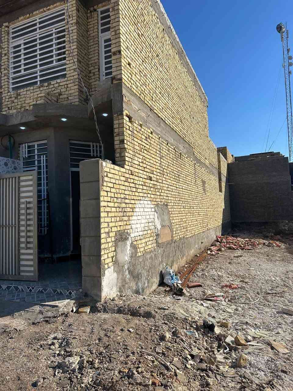 مشتمل  مطلوب موبادره *********** /***********
مساحته 100م في في الخاجيه منطقة عميشه قرب الجسرشارع 15مدخل شارع 20امامه منتزه يبعد عن شارع 80متر طابقين الأول متكون من غرفه وصاله واستقبال ومطبخ وصحيات داخليه وخارجيه والطابق الثاني متكون من غرفه كبيره وسطح بناء حديث سنة 2025 الوجه على ساحه خدمات متوفره ماء وكهرباء ومجاري التشارع العام قريب عليه
