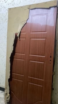 عندي باب خشب جديد بالكارتون للبيع بسعر ٨٠  للاستفسار اتصل ب ٠٧٧٦١٦٠٤٤٤...