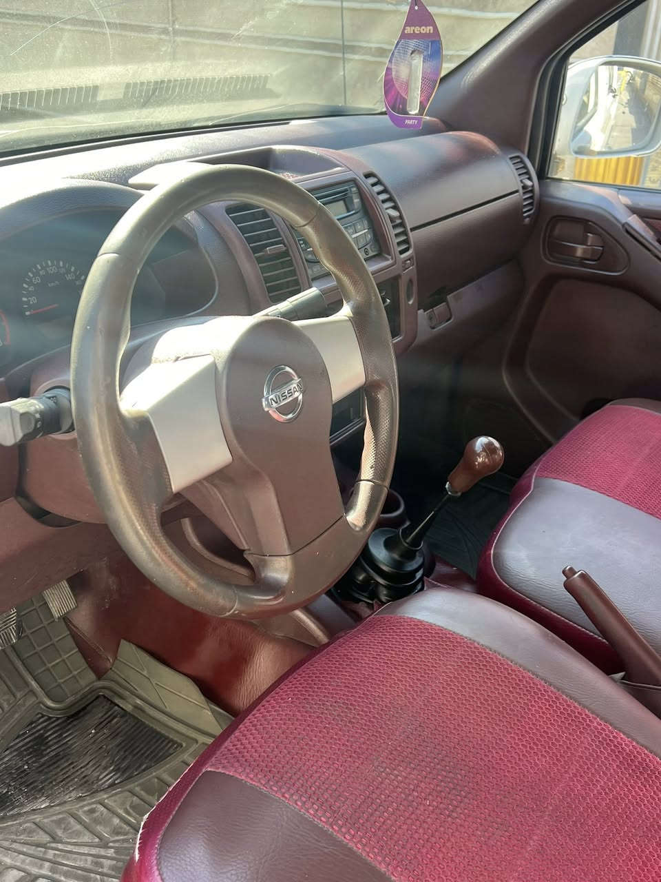 السلام عليكم
بيكم نيفارا
 ٢٠١٢ باسمي
بيهة مكانين بارد فقط 
كير مكينة خير من اللة 
السيارة مناقصهة شي 
السعر ٩٥ وبيهة مجال بسيط 
مكاني بغداد المشتل 
***********
