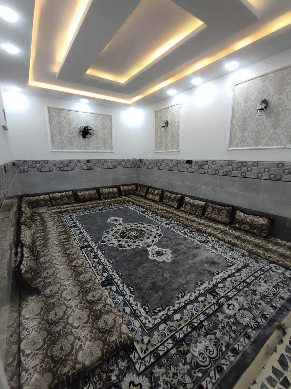 دار للبيع 216متر حي الملايين قرب جامع لله ما في السموات والأرض
بناء حديث غرفتين نوم  وحدة سويت وغرفة طعام ومطبخ حار وبارد واستقبال وحديقة
***********
***********
