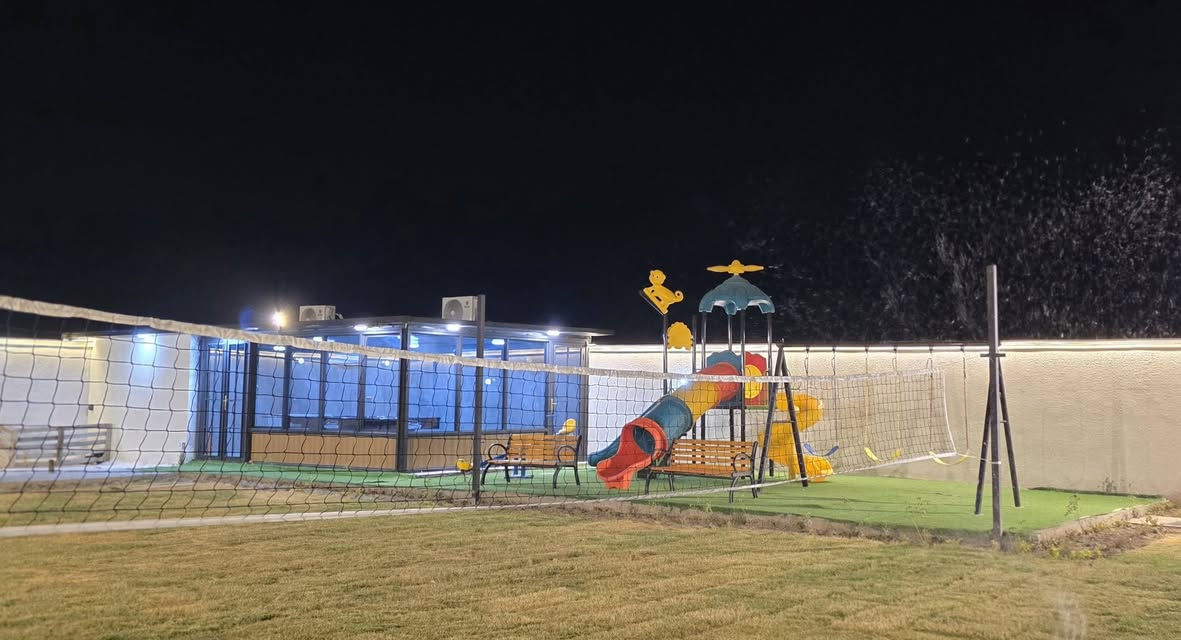 🌿✨ أهلاً بكم في Royal Farm ✨🌿
أ
استمتعوا بأجمل الأوقات وسط أجواء الراحة والخصوصية:

🏊‍♂️ مسبح للكبار بمساحة 10×5 متر🏊‍♀️ مسبح خاص للأطفال

🏡 منزل مكيف بالكامل يضم:🛏️ غرفة نوم سويت🛏️ غرفة نوم عادية🛋️ صالة مريحة🍽️ مطبخ متكامل

🔥 منطقة شواء متكاملة تشمل:🍖 باربكيو🐟 مكان خاص لسكف السمك🍗 فرن للشوي

🎮 صالة ألعاب مكيفة تحتوي على:🎮 بلاي ستيشن🎱 بليارد♠️ فيشة🃏 منضدة ألعاب

🌳 حديقة واسعة ومساحات خضراء🛝 ألعاب أطفال متنوعة

مكان مثالي للعوائل والجلسات المميزة وقضاء أجمل الأوقات مع الأهل والأصدقاء.
***********
📞 للحجز والاستفسار يرجى التواصل معنا.
