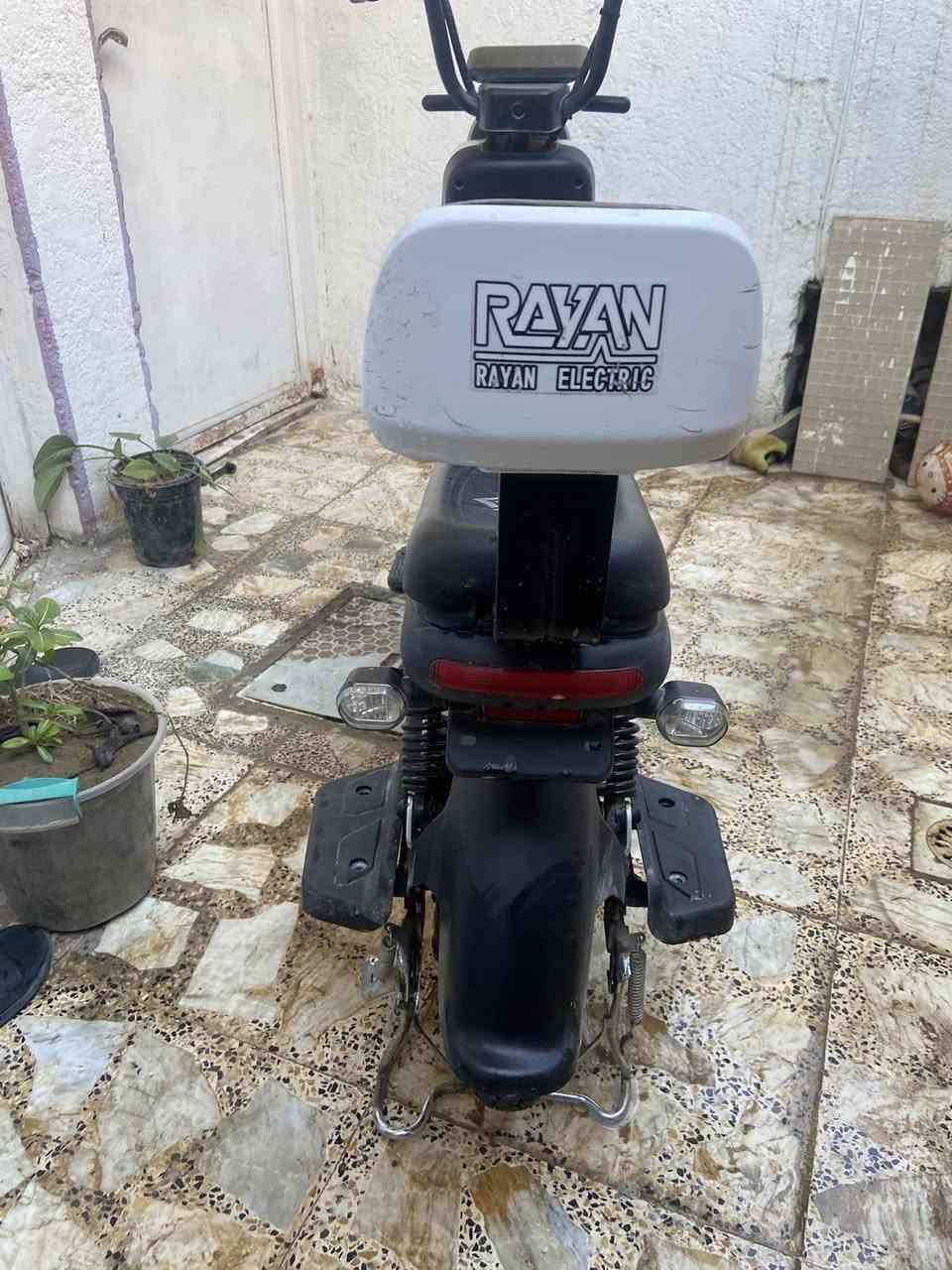 السلام عليكم شباب من رخصه الادمن المحترمين 
دراجه ريان للبيع 
حجم 14 
استعمال قليل 
كلشي شغال 
ملف 500
اشاير شغال كهربائيات كلها شغاله 
بيها نضام الp
تمشي 40 حقيقي 
للتواصل *********** 
مكاني بغداد 
السعر 250 وبيه مجال للطيبين
