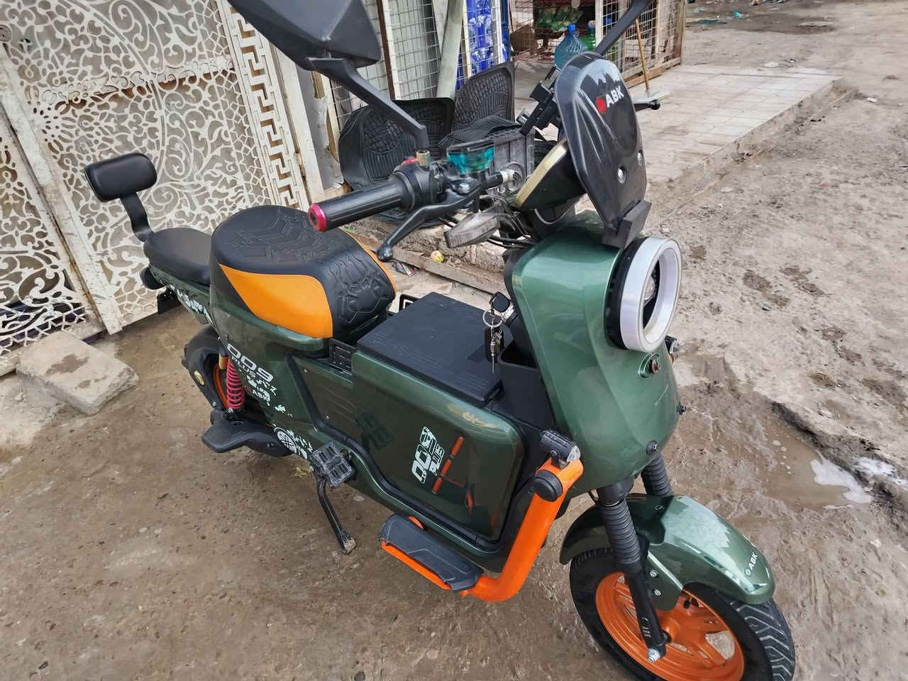 سلام عليكم دراجة x900 اخت الجديدة ستعمال اقل شهرين  سرعة 111 5 باتري ملف ١٢٠٠  بريكات دهن بصمة  تشغيل وبصمات ٢ وسويجات ٢ مانع سرقة تشغيل عن بعد وبعد معروفة لمواصفات  بيهة لكفر لمامي اني مبدلة طخيت دراجة ونفطر  وبدلتة ولباقي مكفول من كلشي  وكلشي شغال  لسلة موجودة اني مشادهة  سعر ٥٠٠ الف وبيهة مجال قليل لمكان البياع  تقاطع درويش المعالف  ***********
