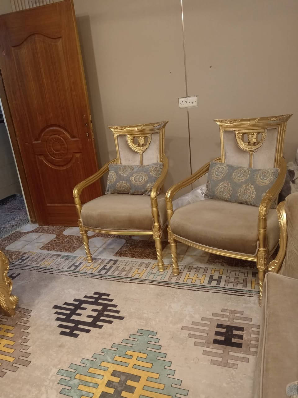 تخم زان كويتي شي تكمةةة
القنفات كبار رباعيه 2 مع كراسي،2 ومدخل مرمر تواصل 
***********
واتساب
الدوره
