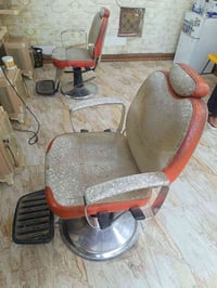 كراسي • واحد شغال • دوشمه وجك تعبانات