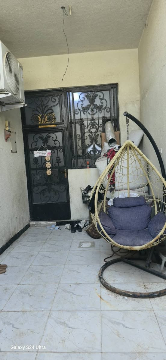 بيت. للبيع. او مراوس مع بيت. مساحه اكبر وانطي فرق.   البيت يتكون غرفه صاله استقبال مطبخ  صحيارت كراج سياره مساحه البيت 110متر. طابو زراعي عراقيه ماليه حق التصرف وكاله ونسخه من الطابو
العنوان الطرزاويه قريب للعوجه وقريب نهر خوز بيت جديد بناء حديث. جاهز 
السعر.  50. 
استفسار ***********
