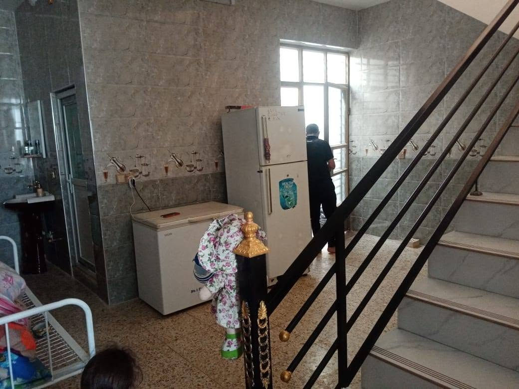 دار للبيع في السريدات الجديده مربع الثالث خدمات كامله بدون تبليط البيت عالي عن الشارع بناء درجه اولى 
مساحته 100متر واجه 6امتار ونزال 19 
طابق واحد استقبال غرفة نوم حولي ومطبخ مدخلين حمام خارجي وداخلي 
سعر البيت 75 وبي مجال استفسار على الرقم ‏‪
‏‪***********‬‏
