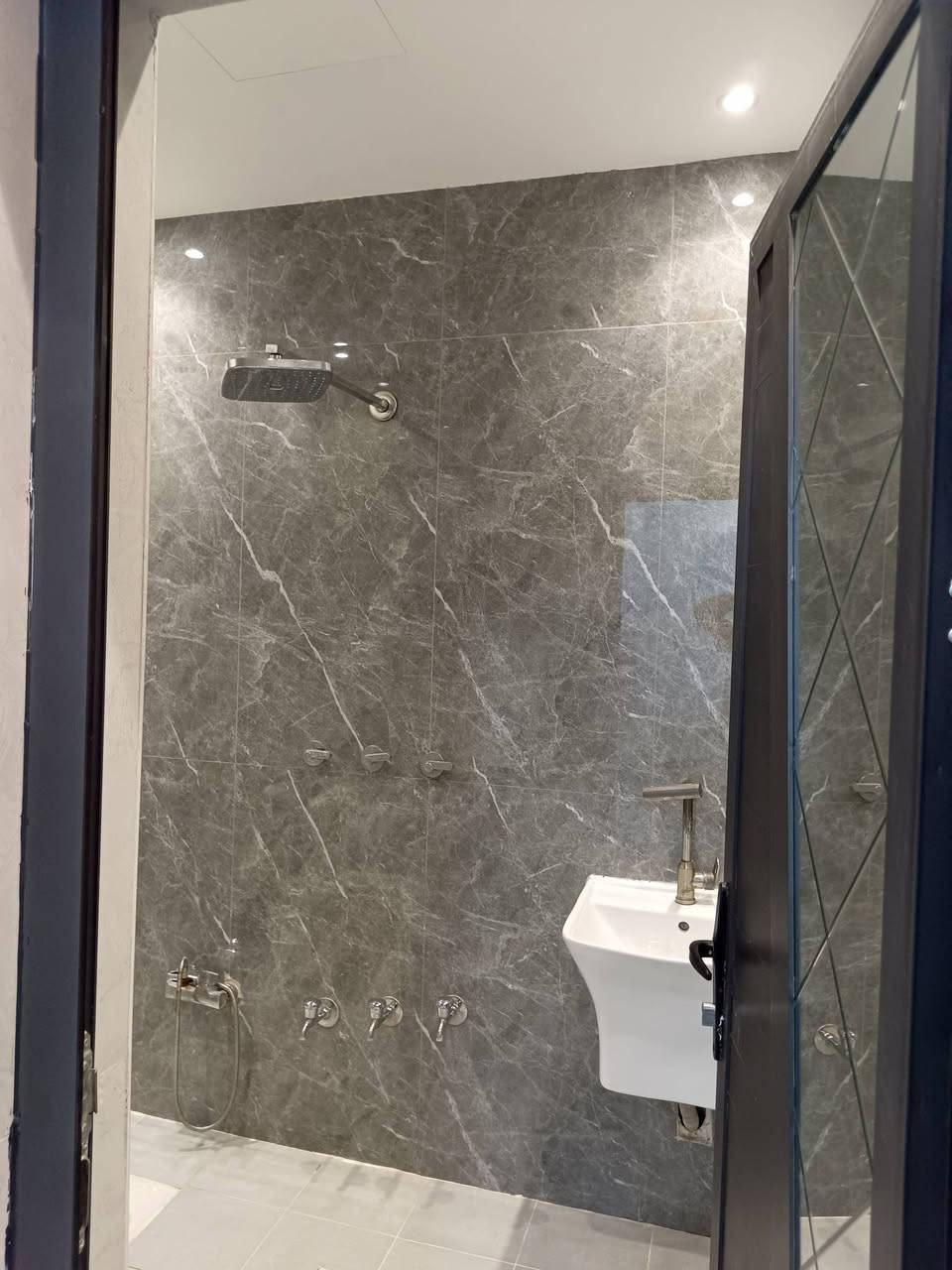 شقه للايجار مساحه ١٥٠ متر بناء حديث موقع ممتاز شارع ٣٠ على التبليط تحتوي على غرفتين نوم واستقبال وحولي ومطبخ اي استفسار رقم صاحب الشقه واتساب *********** اسيا ***********
