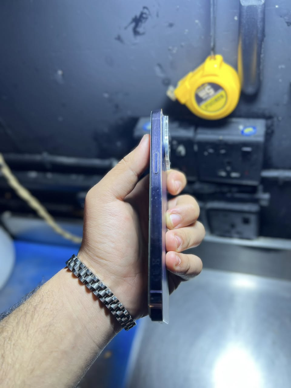 السلام عليكم
ايفون 14برو ماكس 
 ذاكره 256 
لون بنفسجي المميز 
بطاريه 79 
التلفون مبدل شاشه 
فقط شاشه مبدل الباقي كله على وضع الشركه 
للبيع بسعر 650 وبي مجال 
مكاني تكريت صلاح الدين 
رجاءاً الي مو شراي ليتعبني 
*********** رقمي
