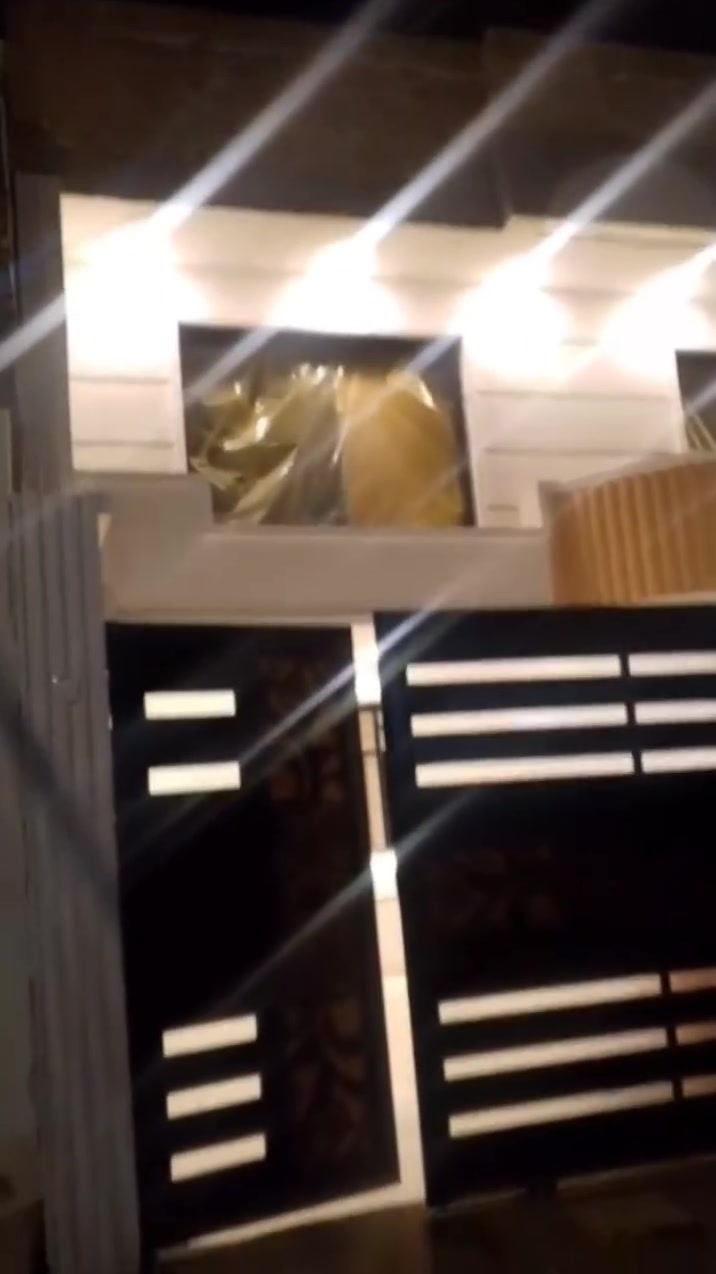 السلام عليكم دار للبيع مساحه 200 متر مربع طابقين بناء طابوق جنس العقار سند أصفر مشمول بل التمليك يحتوي على كراج وحديقه واستقبال ومطبخ مع الكاونتر وحمامات داخلي وخارجي وخمس غرف نوم مع سطح أول تطبيك سيراميك خارجي والسطح الثاني تطبيك شتايكر مع عازل حراري وتانكيات عدد 2  العنوان بغداد الشعب حي البساتين فرع أسواق الرسل السعر الاتصال على الرقم *********** بي واتساب
