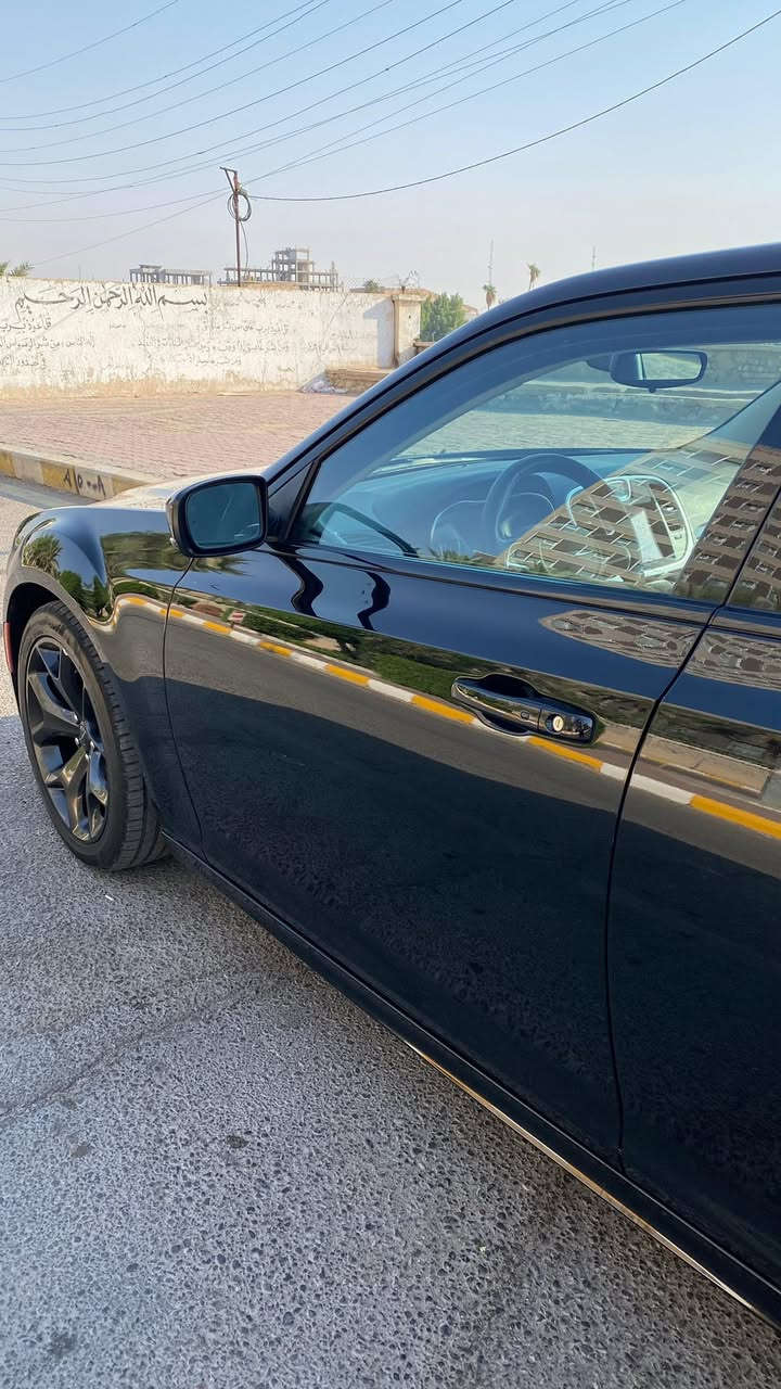 ـ Chrysler 300 فئة 300L / Touring-L.
🔹 المحرك: 3.6 لتر  V6
🔹 القوة: حوالي 292-300 حصان  
🔹 العزم: حوالي 353 Nm  
🔹 ناقل حركة: أوتوماتيكي 8 سرعات  
🔹 نوع الدفع: دفع خلفي
25im

من المواصفات القياسية أو الشائعة:  
✔ شاشة لمس 8.4″ مع نظام ترفيهي وملاحه
✔ دخول وتشغيل بدون مفتاح
✔ مكيف هواء مزدوج المناطق
✔ مقاعد أمامية قابلة للتسخين
✔ مراقبة النقطة العمياء Blind Spot
✔ حساسات ركن أمامية وخلفية + تنبيهات حركة خلفية (في الغالب)
✔ جنوط 20″
حادث السياره جاملغ +البنيد اصلي نفس لون بدون صبغ ولا تعديل 
سعر 290$
ميسان/العماره
***********
