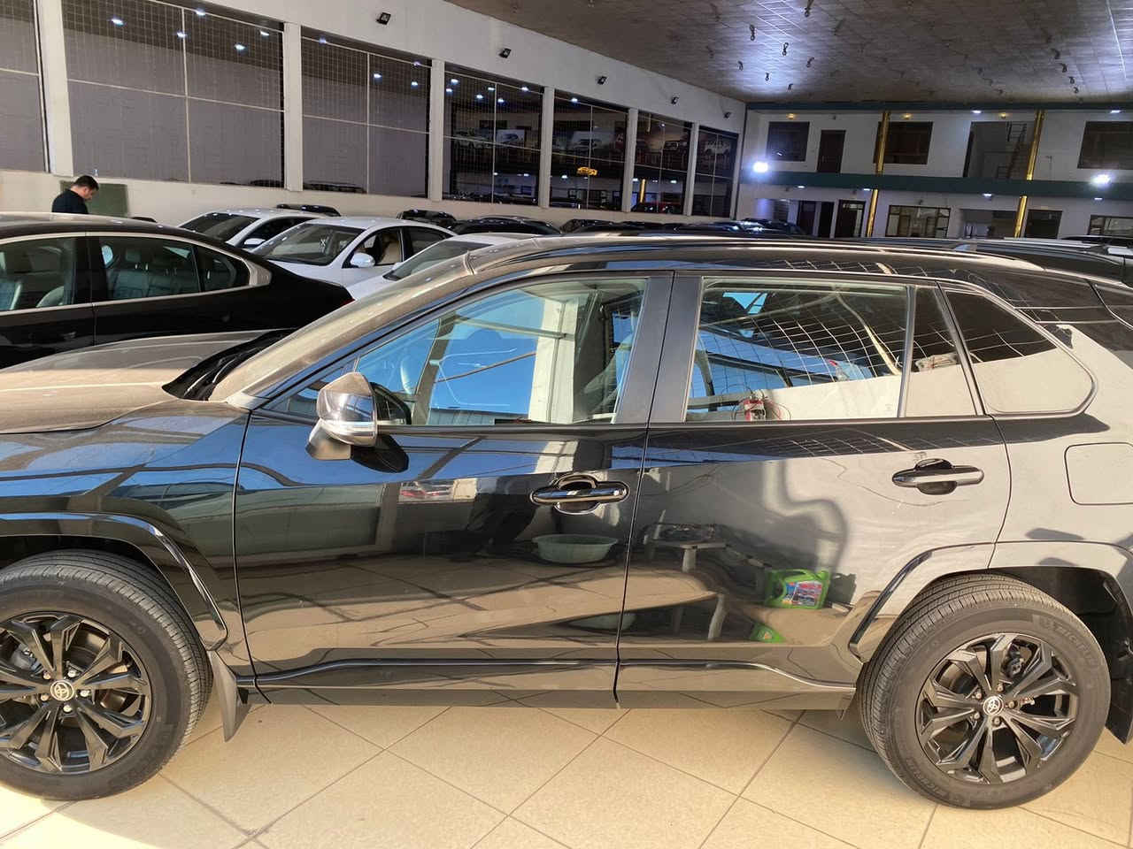 السلام عليكم
تويوتا راف فور هايبرد 2022 - النسخة بلاك ايديشن (Black Edition) 

التفاصيل:

• الموديل: 2022

• المحرك: 2.5L Hybrid (اقتصادية جداً في استهلاك الوقود ⛽)

• ⁠الفئة : XLE 

• السيارة ماشية 53 الف ميل 

• السيارة وارد امريكي حادثها نص جاملغ امامي عكس السايق وقبق جنطة مصبوغ والباقي مكفول شرط شواصي حدادية كير محرك كله كفالة 

• المواصفات:

• نظام الدفع الكلي (AWD)•

• ⁠  نظام الدخول الذكي: (بصمة أبواب + تشغيل بصمة). 

• ⁠ مقعد السائق كهرباء 

• ⁠ رادار ومثبت سرعة ذكي

• فتحة سقف كهربائية⁠

• شاشة لمس تدعم Apple CarPlay و Android Auto.

• كاميرا خلفية وحساسات.

• أنظمة الأمان (رادار، تنبيه خروج عن المسار، مثبت سرعة ذكي).

• دخول ذكي وتشغيل بصمة.

• ⁠السيارة رقم اربيل باسمي سنوية وهزة كلة جديد 

📍 الموقع: النجف الاشرف 

📞 للاستفسار اكثر الاتصال على الرقم التالي :

0773 905 9676

0781 699 4526
