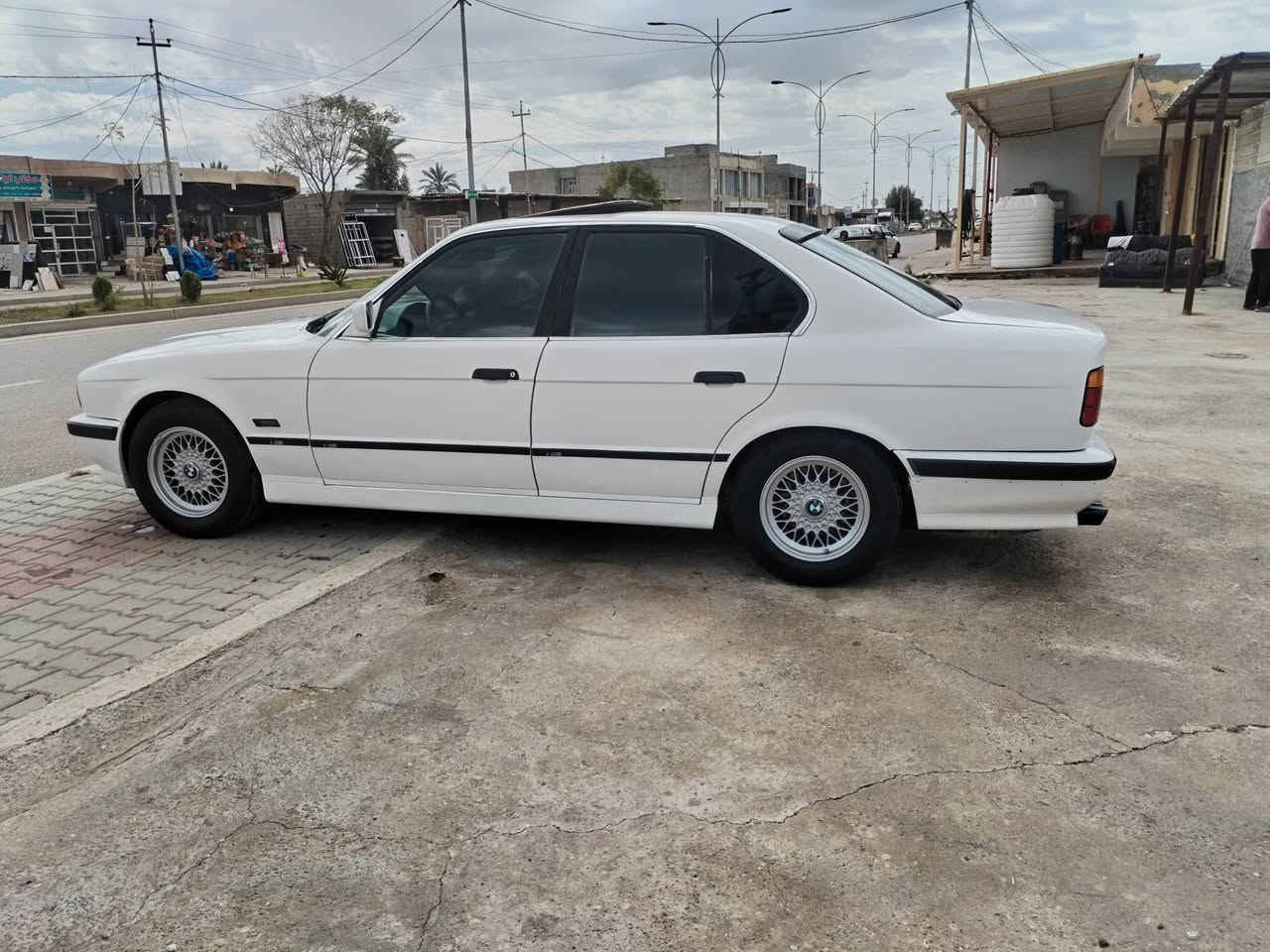 السلام عليكم بي ام 525 كير محرك صدر تخم تاير مشروع وطني رقم بغداد تحويل مباشر السياره بأسمى هزه جديده سنويه ل٣١ المكان بغداد السعر ٥٥ وبيها مجال رقم الهاتف ***********  ***********
