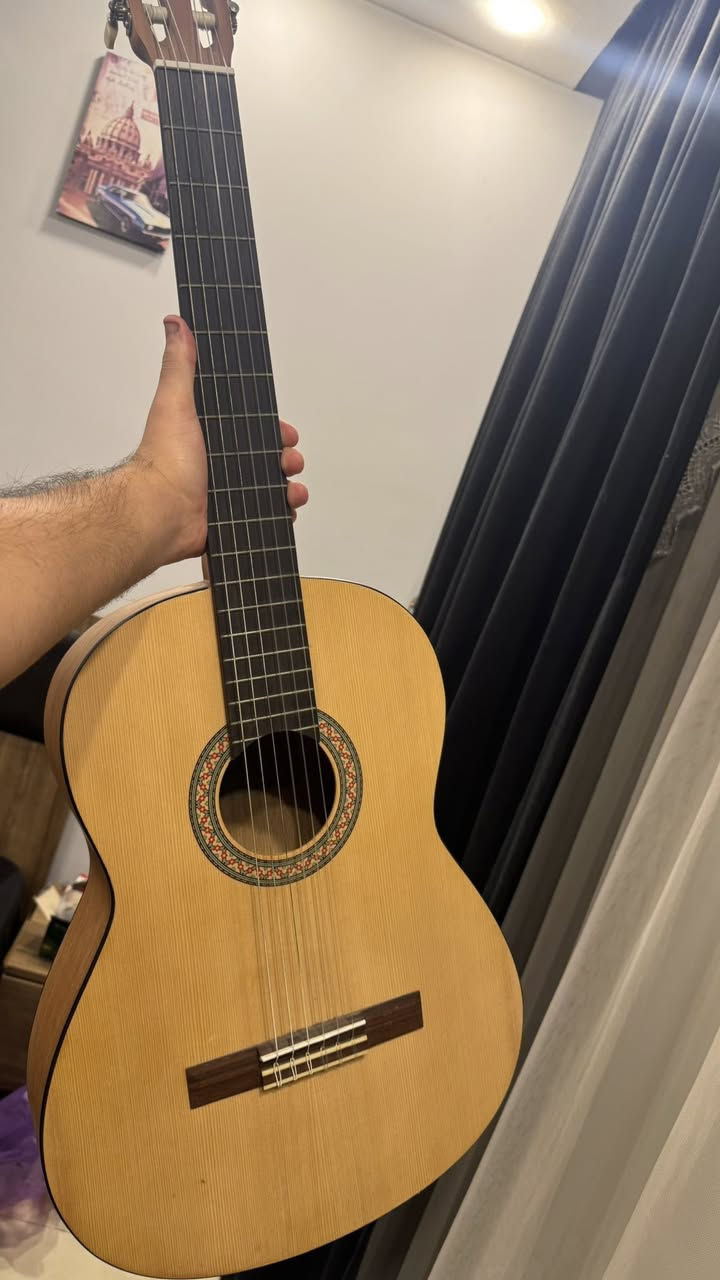 ياماها اصلي c40m استعمال قليل وبي شخوط بسيطة مال استعمال سعر 120 الف ومتوفر توصيل جميع العراق 
***********
