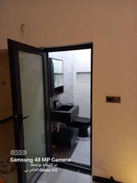 باب حمام • ألمنيوم ثقيل • زجاج ضبابي