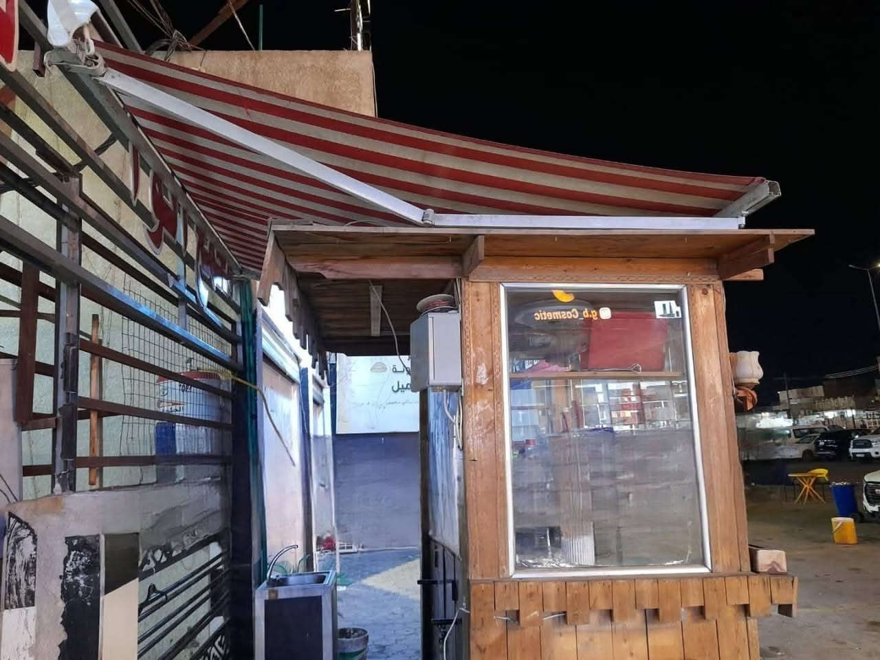 السلام عليكم عندي ميزين و 5 كراسي اصليات وميز طوابق المنيوم صغير و مفرغة صغيره جديدة وسقيفة للبيع بسعر البلاش متوفر واتس اب فقط واتصال ***********
