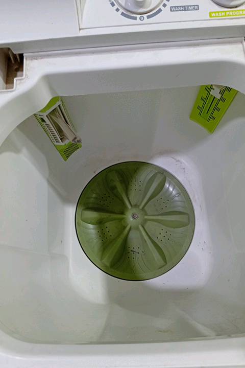 غسالة شبه جديدة بحالة جيدة، تحتوي على قسم للغسيل وآخر للعصر. مناسبة للعائلات الصغيرة وتتميز بكفاءة في استخدام الماء والطاقة. الغسالة نظيفة وجاهزة للاستخدام مباشرةً.