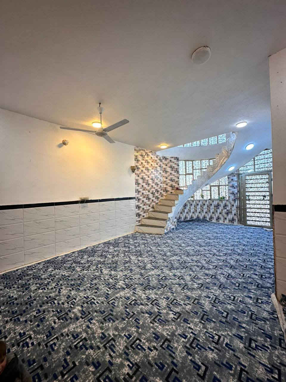 يعلن مكتب الكرار مساحه الكل  350  البناء 250 متر  والباقي حديقه سعر 70
***********
-_______
                       📍 موقع الدار  👇🏻

                    #النجف - #مقابل_قرية لغدير - 

           

—عنوان المكتب مقابل قريت الغدير بشارع المطحنة عامود 282مكتب الكرار————————————————————
☎️  ⚫️  ☎️ ☎️
—————————————————————

🏗  البناء حديث والشغل درجة اولى مالت جناي 

🔹طابوق جمهوري نهروان والبناء كلة 9 انج 

🔹 صب مركزي كونكريت مسلح

🔹 سيراميك للمطبخ والصحيات

🔹 جدران بورسلين 

والكثير من التفاصيل التي يطول ذكرها
————————————
🔷   يحتوي الدار على   🔷
————————————

مجموع غرف النوم 2+ صاله + ستغبال + مطبخ +
 صحيات عدد 4
 منور عدد 2
