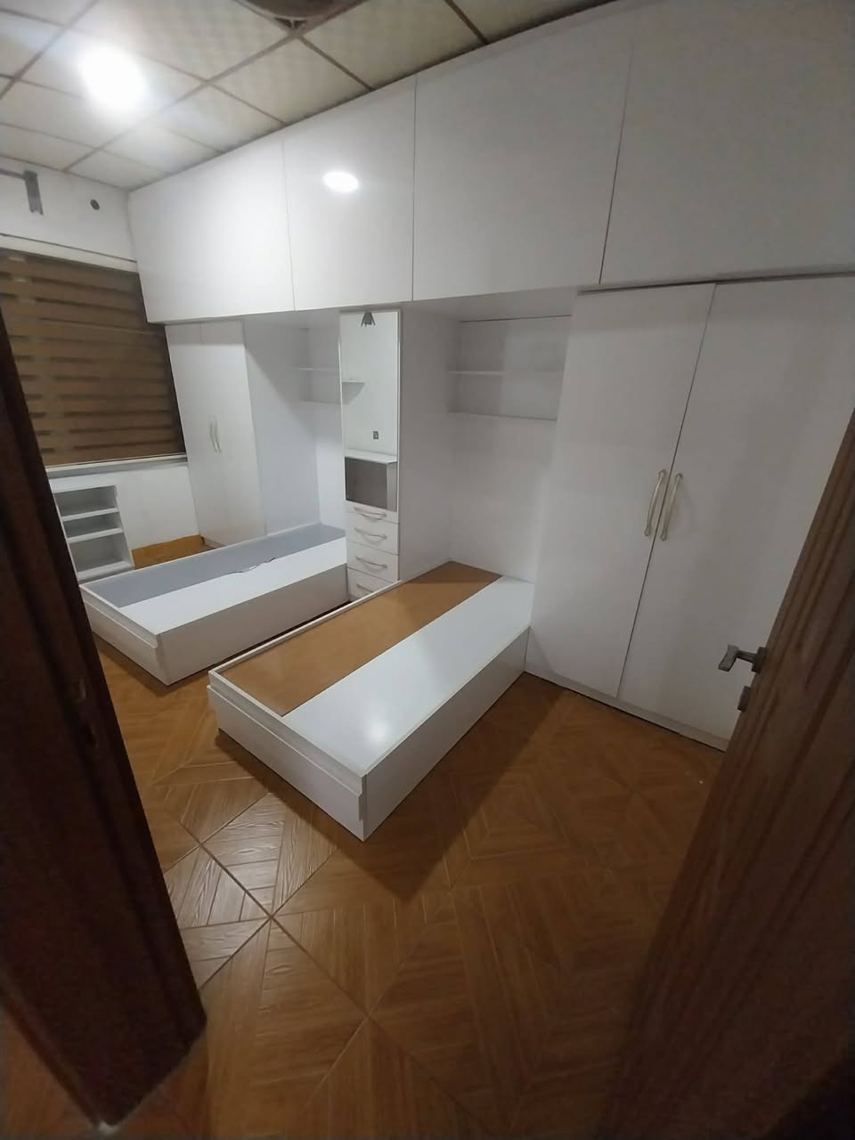 ئەم ئەشیایانە بۆ فرۆشتن زۆر تازەن
1.کەنتۆرێکی 5 تاک سەرەوەی کامل مەغزەن بە 2 سیسەمەوە
2. کەوانتەر 5 مەترو نیو بە بەردەوە
3. مێزێک
4. تەلەفزیۆنێکی شاشە 43
5. کورسیەکی گەیمینگ
بۆ مەعامەلە پەیوەندی بکە بە خاوەنی / ***********
