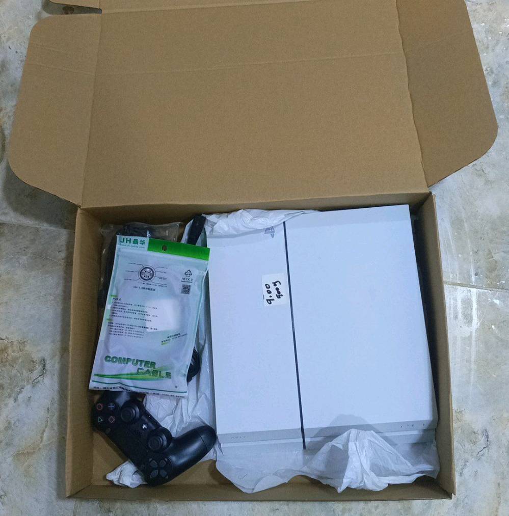 معروض للبيع جهاز بلاي ستيشن 4 الأبيض بحالة ممتازة. يشتمل العرض على وحدة تحكم واحدة وجميع الكابلات الأصلية الضرورية. الجهاز خالي من أي عيوب ويعمل بشكل مثالي. ممتاز لمحبي الألعاب الباحثين عن تجربة متكاملة. الاتصال إذا كان هناك اهتمام لمزيد من التفاصيل أو للاستفسار عن السعر.