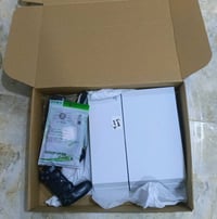 معروض للبيع جهاز بلاي ستيشن 4 الأبيض بحالة ممتازة. يشتمل العرض على وحد...