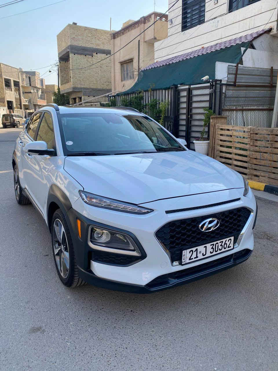 السلام عليكم عندي كونا للبيع موديل 2020 فوول مواصفات 1/1 لون ابيض قطعة وحدة صبغ فقط بس بنيد بدون اي دواخل السيارة جديدة بمعنى الكلمة ماشية 60 الف فقط مواصفات خاصة 
1-فتحة 
2-بصمة 
3-شاشة جبيرة 
4-جي بي اس 
5-سماعات انڤنتي سستم صوت 9 سماعات 
6-داخل ابيض ملكي 
7-كشنات جلد 
8-كشن كهرباء 
9-تدفئة بالكشنات 
10-ثلاث وضعيات قيادة 
11-لدات امامية زنون 
12-لايتات زنون عالي ناصي 
13-بك لايت لد 
14-اشاير بالمري 
15-فور ويل 
16-داتا شوو 
17-رادار امامي 
18-رادارات جانبية 
19-مكينة 1600 تيربو 🚀 
20-ويل كروم 
21-تحديد مسار 
22-لايتات جانبية وية فرة الستيرن تشتغل 
23-بصمة ابواب + بصمة صندوق 
24-نظام كار بلي 
25-تبريد كشنات
26-تبريد بيانو 
27-تشغيل عن بعد
وبعد بيها مواصفات هواي مكان السيارة بغداد الطوبجي رايدها ب135 وبيها مجال بسيط للاستفسار *********** بغداد, العراق
