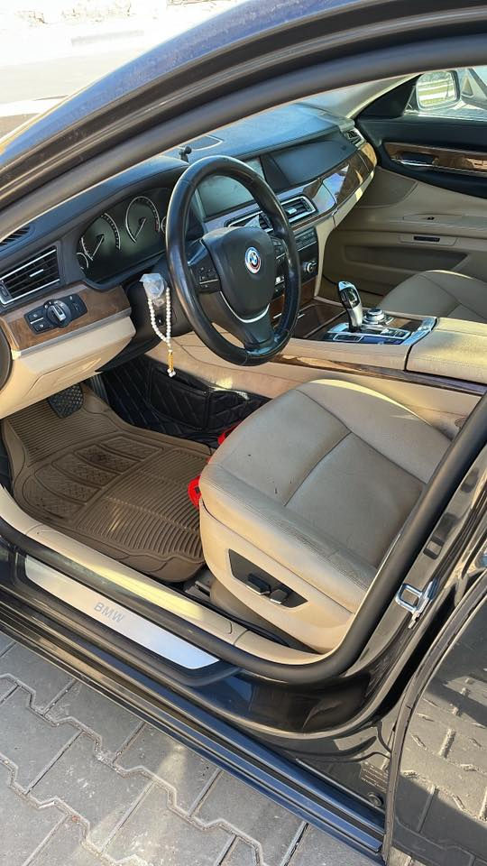 السلام عليكم BMW f01 730Li طويلة موديل 2012 خليجية بدون ارقام فول مواصفات سيارة جديدة ما ناقصهة شي للبيع أو مراوس السعر 85 وبيهة مجال بسيط الرقم***********
