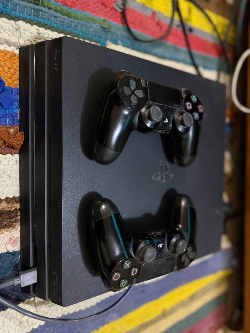 بلايستيشن 4 برو 😈_ نظام 9 مهكر ☺️👌
ذاكرة تخزين 1 تيرا + جوستك 2 
جهاز نظيف غير مفتوح + 14 لعبة مع جهاز 
داخل جهاز مكتبة كيم باتو اي لعبة تكدر تنزله 
سعره 330 متوفر توصيل رقمي ***********
او تواصل خاص

