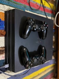 بلايستيشن 4 برو 😈_ نظام 9 مهكر ☺️👌 ذاكرة تخزين 1 تيرا + جوستك 2  جهاز ...