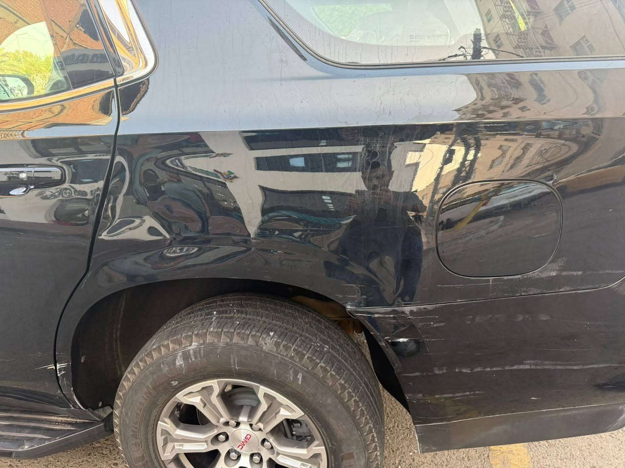 جمسي يوكون مواصفات SLE
سعر 500ورقة قابل للتفاوض 
موديل 2024 ماشيه 49 الف 
بيها طخات ب جاملغ الخلفي اليمين واليسار مرجعات بي دي ار بدون صبغ وموجودات ب الصور
والباقي كفالة على وضع الوكالة 
جداً نضيفه رقم بصرة ب اسمي مداور ثاني يوم***********
