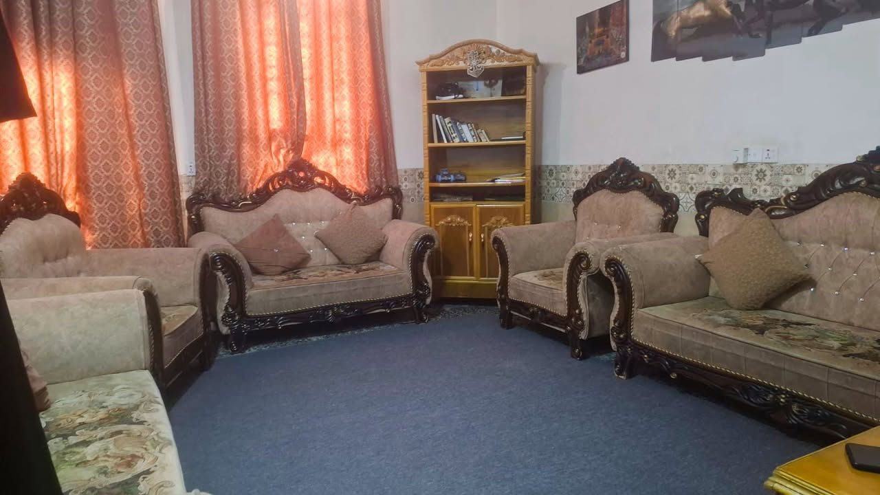 السلام عليكم من بعد رخصة الادمن بيت 100مربع 7.4*12 م يعني تقريبا مربعة الابعاد 
يحتوي على غرفة نوم 4*4 م وصاله 3*7 م مطبخ 3*4 م استقبال 4*5 م وصاله في الطابق الثاني 7*3 م البناء بلوك درجه اولى
اساس وسقف كونكريت 
الموقع  الحر الصغير حي الزهراء يبعد عن الامام الحسين عليه السلام 5 كيلومتر تقريبا
وعن الامام الحر(ع) ١ كيلومتر تقريبا 
الخدمات ماء مجاري كهرباء جيده
قريب ع مدارس والمستوصف الحر الصغير
اقرار قاضي 
السعر 80 بي مجال بسيط 
للتواصل ***********
