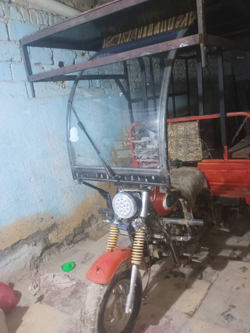 تكتك دايون للبيع، ممتاز ومناسب للنقل والبضائع. الحالة جيدة مع بعض آثار الاستعمال. يقدم وسيلة اقتصادية وفعالة للتنقل وتجارة الشوارع. للاستفسار والاتفاق، يرجى الاتصال أو المراسلة.