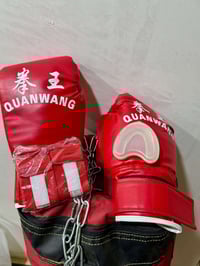 كيس ملاكمه نظيف نفس الصور مع ملحقاته سلسله كفوف وحمايه للفك وباند معاص...