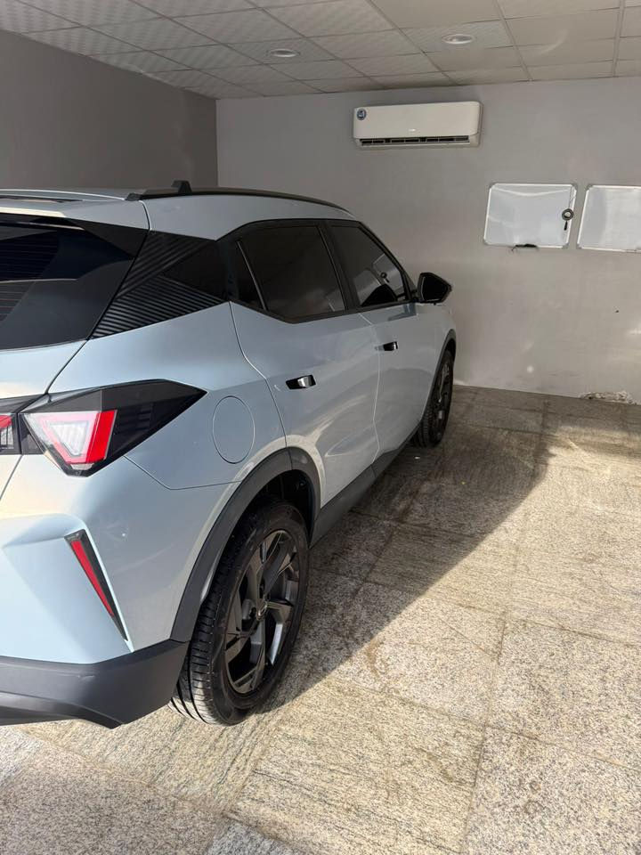 سلام عليكم للبيع 

مواصفات المحرك و الأداء

المحرك: سعة 1.5 لتر تيربو، 4 سلندر.

القوة: 177 حصان.
كامرات360درجه

عزم الدوران: 270 نيوتن متر.

ناقل الحركة: أوتوماتيك دبل كليتش بـ 7 سرعات.

نظام الدفع: أمامي.

استهلاك الوقود: حوالي 6.3 لتر/100 كم (حسب بعض المصادر).

التسارع: من 0 إلى 100 كم/س في 7.5 ثانية (حسب الأرقام الرسمية في بعض الأسواق). 

المواصفات الخارجية

الإضاءة: مصابيح أمامية وخلفية LED مع وظيفة "Follow Me Home".

جنوط: مقاس 18 بوصة.

مرايا خارجية: قابلة للطي كهربائياً ومدفأة.

مساحة التخزين: صندوق خلفي كهربائي بسعة 341 لتر.

ميزات إضافية: فتحة سقف بانورامية. 

المواصفات الداخلية و أنظمة السلامة

نظام الدخول والتشغيل: ذكي.

التكييف: فتحات تكييف لصف المقاعد الثاني.

نظام الثبات والتحكم: نظام المساعدة في ثبات السيارة ونظام المساعدة للانطلاق على المنحدرات.

المراقبة: حساسات خلفية، كاميرا خلفية، ونظام مراقبة ضغط الإطارات.

السلامة: نظام الفرامل المانعة للانغلاق (ABS) وفرامل يد كهربائية.

ميزات إضافية: مثبت سرعة، نظام تشغيل المحرك عن بعد.

مكان سيارة كربلاء 
***********
