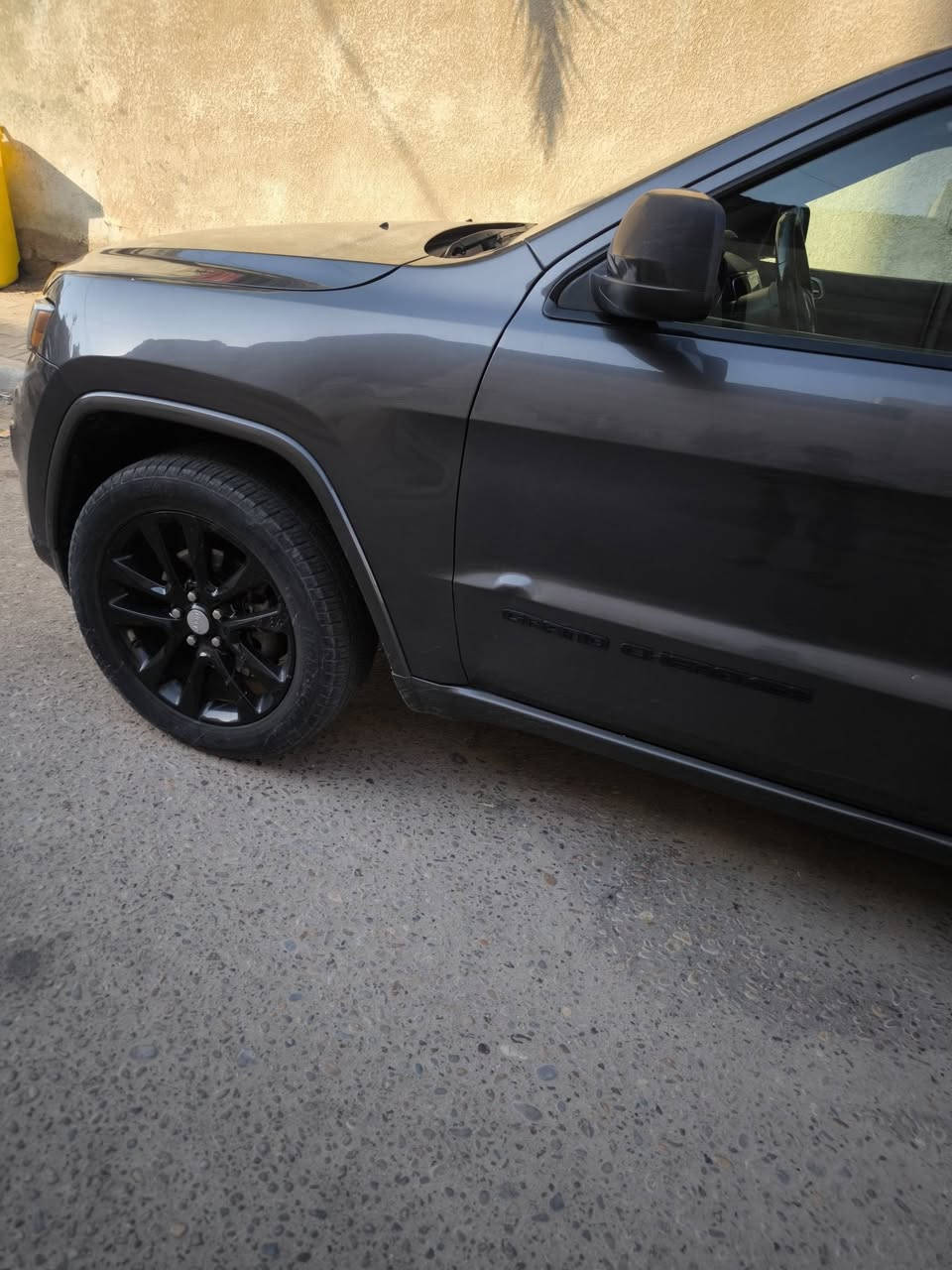 🚙 للبيع | Jeep Grand Cherokee Altitude 2019
🔹 وارد أمريكا Clean Title
🔹 فئة Altitude
🔹 محرك 3.6L V6
🔹 العداد: 120 ألف كم
🔹 السيارة بحالة ممتازة واستخدام شخصي.
🔹 الصيانة الدورية مجراة بانتظام.
🔹 المحرك والجير والشاصي بحالة ممتازة.
🔹 المكيف ممتاز وجميع الأنظمة تعمل بكفاءة.
🔹 السيارة جاهزة للفحص في أي ورشة يختارها المشتري.

💰 السعر: (235)
📍 الموقع: البصرة

للتواصل على الخاص أو الاتصال.(***********)

ملاحظة: هنالك رصعات موضحاً بتلصور بالإضافة الى انه تم صبغ الدوسة للمرافق الامامي بسبب سوء النقل

