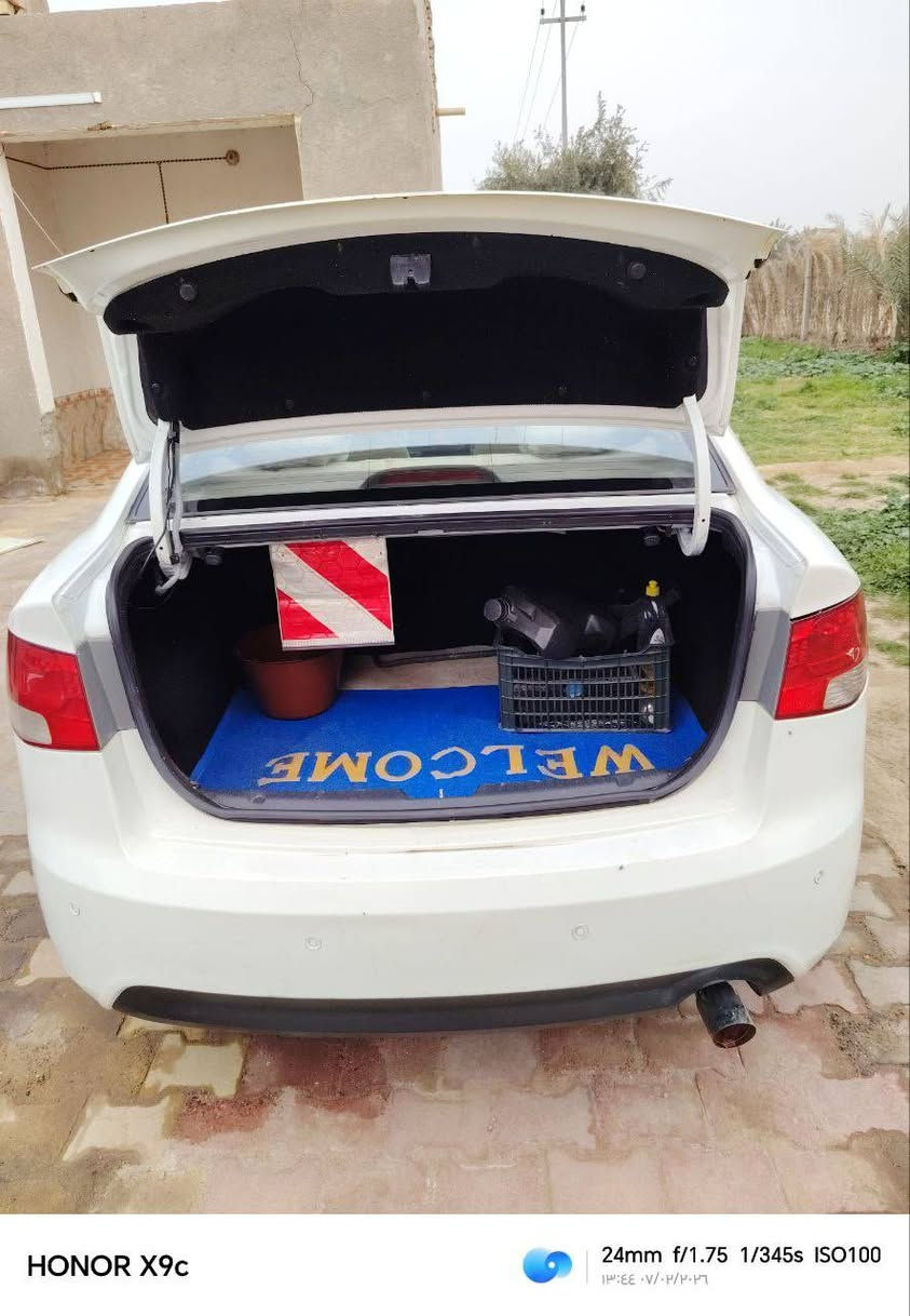 السلام عليكم سيراتو موديل ٢٠١١ خليجي كفاله عامه  مباشر مكينه ١٦٠٠ مواصفات شاشه تحكم ستيرن جهتين تبريد شغال تخم تاير حداديه خلفي امامي جديد مكان ديوانيه السعر ١٠٥ وبيهه مجال ***********
