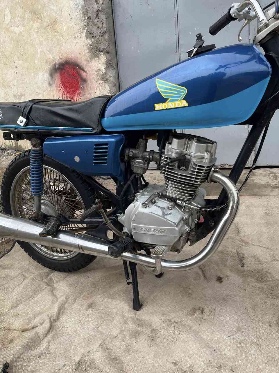 سلام ￼ عليكم ￼￼￼￼ دراجه لبيع دراجه حلوه 
يحتاجله بس دبلات كدام غراض كله جديدي 
سعر 325 وبيه مجال حاك جيه 
بصره 5ميل رقم لهاتف ***********￼
