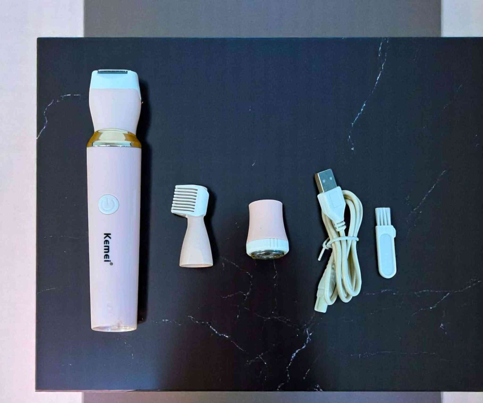 جهاز تحديد الحاجب والوجه

الاستخدامات:

تحديد الحواجب بدقة وتنظيفها بسهولة.

إزالة الشعر الزائد من الوجه والمناطق الحساسة بلطف.

تقصير وتنعيم شعر الوجه بفضل رؤوس التحديد المختلفة.

مناسب للاستعمال المنزلي والسفر بفضل تصميمه المدمج.

  

المميزات:

تصميم 3 في 1 مع 3 رؤوس مختلفة لتلبية جميع احتياجات تحديد وإزالة الشعر.

شحن عبر منفذ USB، مناسب للاستخدام بدون الحاجة إلى تبديل البطاريات.

شفرات ستانلس ستيل مقاومة للصدأ وآمنة للبشرة الحساسة.

خفيف الوزن وسهل الاستخدام بلمسة زر واحدة.

يدعم التشغيل الهادئ لراحة المستخدم أثناء الاستعمال.

  

محتويات الصندوق:

- جهاز تحديد الحاجب والوجه.
- 3 رؤوس مختلفة:
- رأس للحواجب الدقيقة.
- رأس لحلاقة الوجه.
- رأس تنعيم بشرة الوجه.
- سلك شحن USB.
- فرشاة صغيرة للتنظيف.

  

ملاحظات:

تأكد من تنظيف الرؤوس بعد كل استخدام لضمان أفضل أداء وعمر أطول للجهاز.

اشحن الجهاز بالكامل قبل أول استخدام.

لا تستخدم الجهاز أثناء الشحن لضمان السلامة.

مناسب للاستخدام الجاف فقط، ولا ينصح بغسله بالماء مباشرة.

يجب حفظ الجهاز بعيداً عن متناول الأطفال.

طول المنتج 15 سم

قطر المنتج 4 سم

طول السلك 97 سم


**إذا كنت صاحب هذا الإعلان وتريد حذفه لأي سبب، رجاءا أرسل رسالة إلى الدعم الفني**