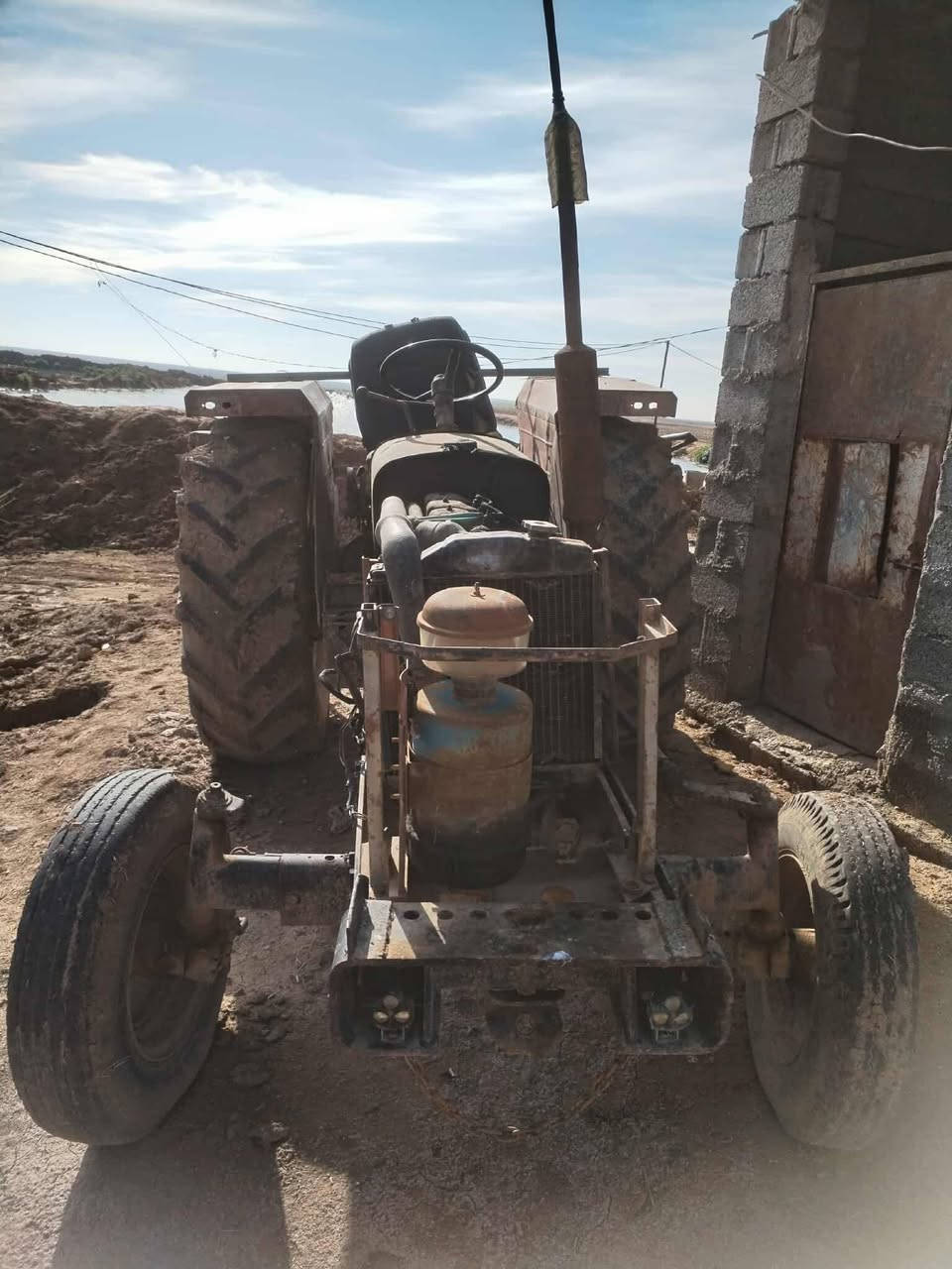 🚜 تركتر عنتر 71 للبيع  المكان قرية الحلوات السعر المطلوب عليه مليونين وربع 
#ملاحظه_شغال_نگره_سلف 
للأستفسار الاتصال ع الرقم ***********
