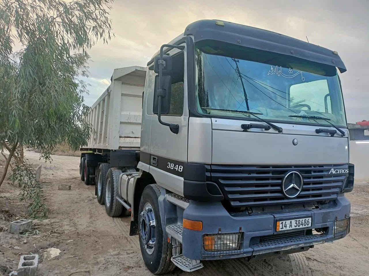 السلام عليكم اكتروس للبيع  2001اصل رقم بصره ثلاث لوحات انكليزي ومربوطه ثلاث محاور قلاب بس الرأس للبيع ((***********))((***********)) 
مكان السياره بغداد ابو غريب
