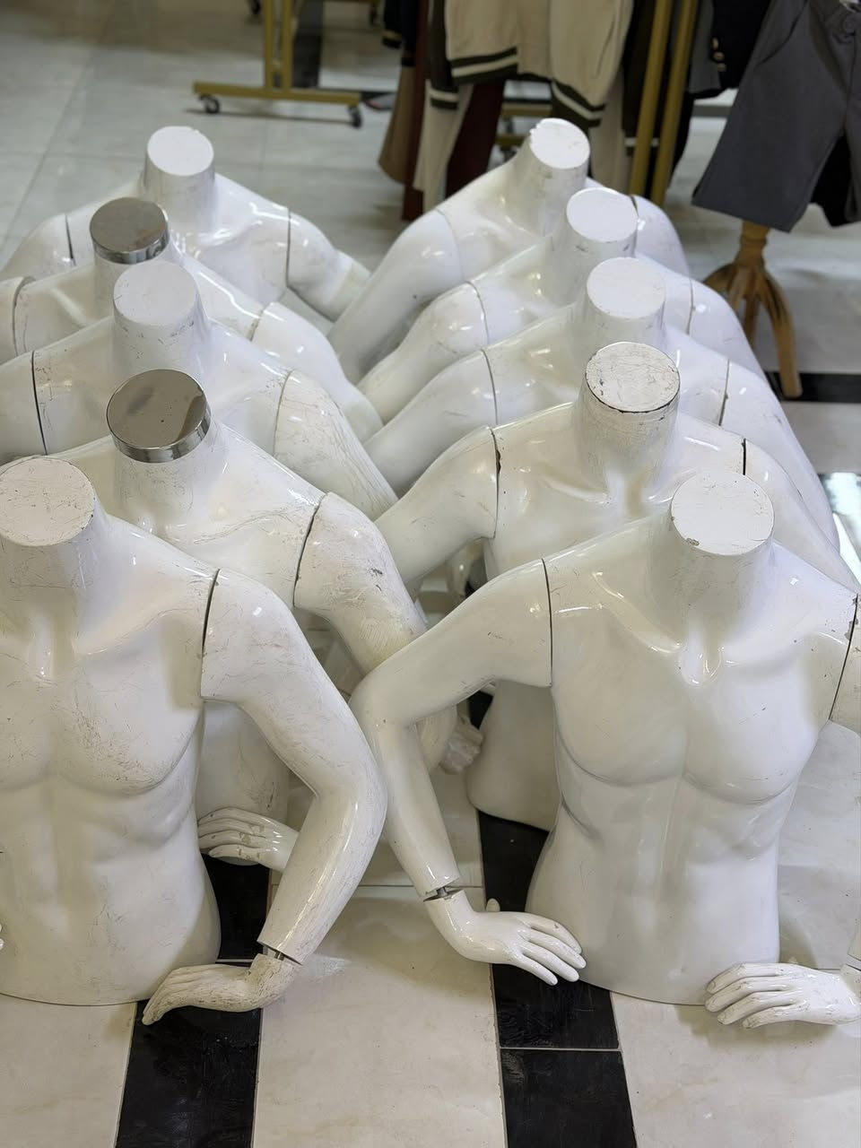 ملكانات للبيع مستخدم نضافة زينة مثل ماموضح بالصور مابيهن كسر 
سعر القطعة 15,000 عدد الملكانات عشرة قطع 
متوفر توصيل كافة المحافظات 

هاتف ***********
