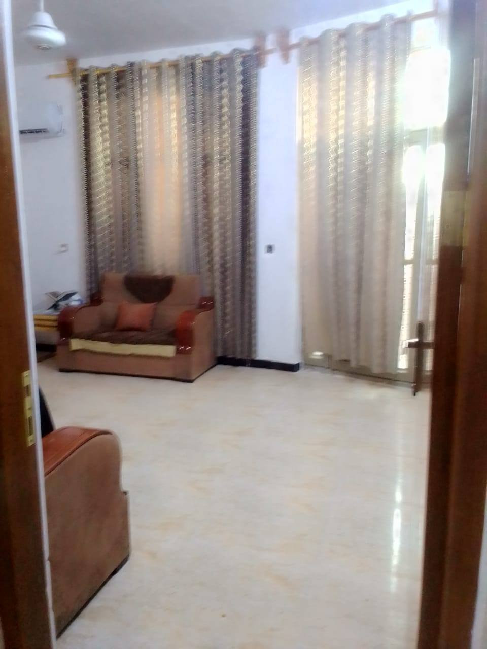 السلام عليكم بيت مساحه ١٠٠م طابقين ٢غرف نوم مربع ١٠في١٠ شارع تبليط ومجاري ٧نيسان طابو زراعي للاستفسار الاتصال ***********
