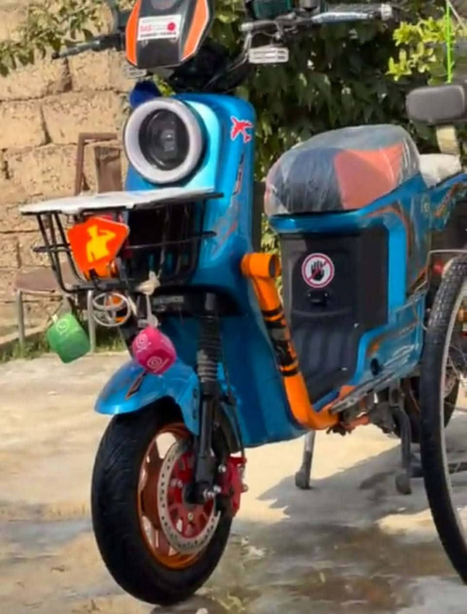 السلام عليكم اخوان مطور R9نضيف بي شخوط قليله وخفيفه  مستعمل شهرين السعر 350قفل الرقم ***********
